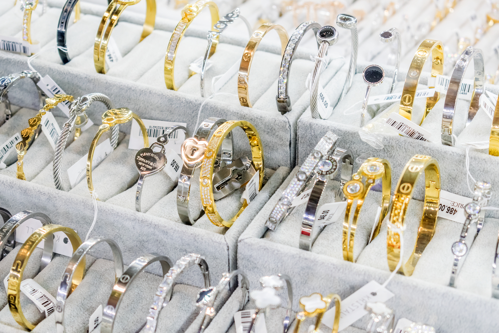 流光溢彩，匠心呈現 探訪珠寶零售店的櫥窗藝術與空間敘事